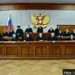 러시아어와 러시아 법률 용어 - A detailed courtroom scene inside a modern Russian judicial building, showing judges in traditional ...